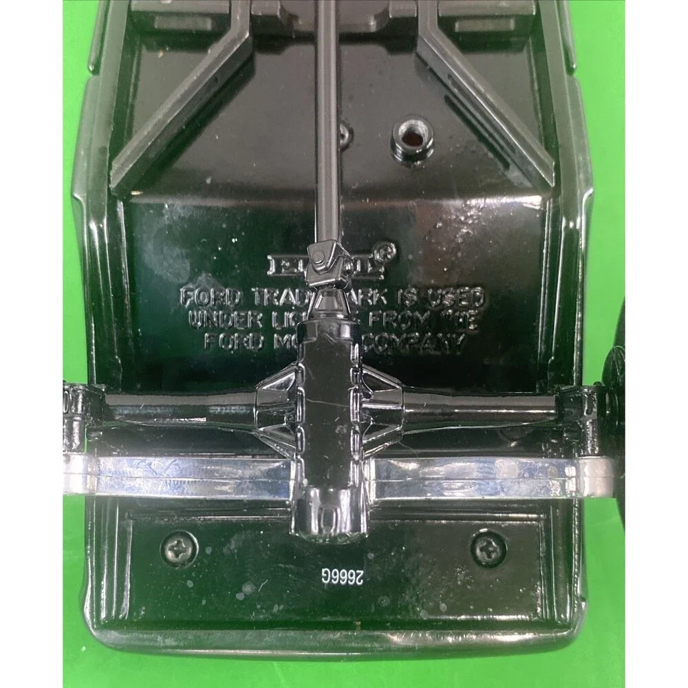 Ford Classic Metal Die Cast  ERTL Ford Motor Company 1:18